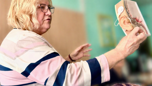 Tiia Johannesel oli kaasas palju näitlikke kuulmise õppevahendeid. Fotod: KALEV ANNOM